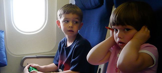 Заложенность ушей после самолета. Самолет с ушами. Заложенность в ушах в самолете. От заложенности ушей в самолете. Для ушей в самолете детей.