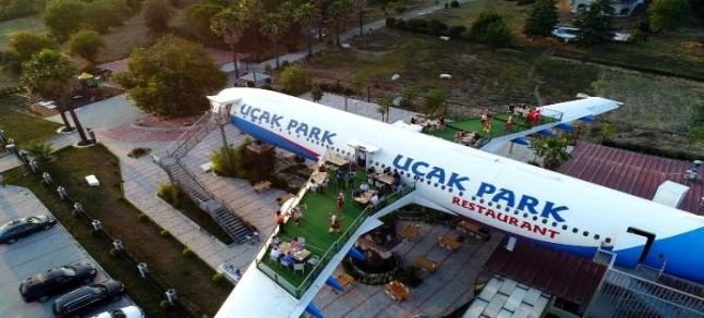 Muğla restoran uçağın kanatlarında zeybek gösterisi