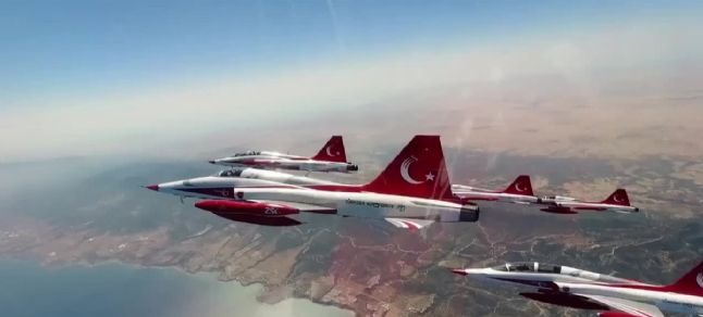 Türk Yıldızları’ndan KKTC’de gösteri uçuşu