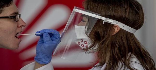 Almanya havalimanlarında koronavirüs testi uygulaması