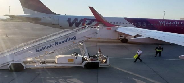 Merdiven aracı yolcu uçağına çarptı