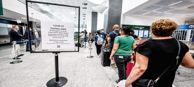 Havalimanlarında Kovid-19 testi kaosa dönüştü