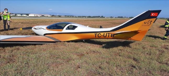 İniş takımları açılmayan uçak çim sahaya indi