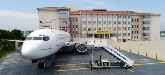 Okul bahçesinde mini havalimanı kuruldu