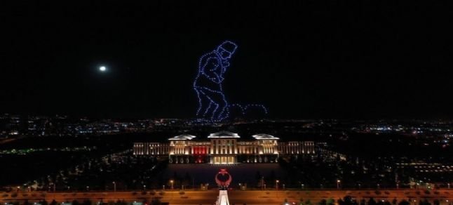 Cumhurbaşkanlığı Külliyesi’nde ışıklı İHA gösterisi