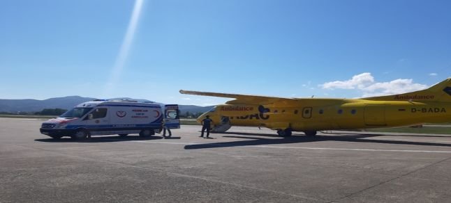 Türk iş insanının annesi ambulans uçak ile götürüldü