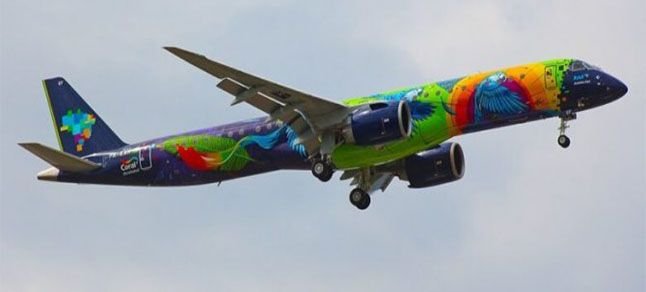 Dünyanın en renkli uçağı boya reklamı için uçtu