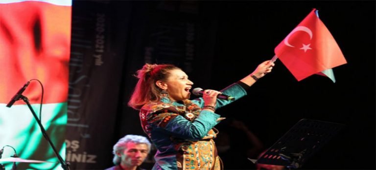 Azerin’den Bursa havalimanında arabalı konser