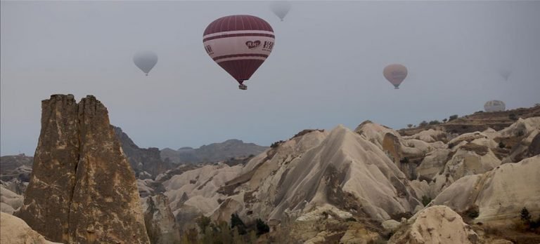 Kapadokya’da balonlar ‘sis denizi’nde uçtu
