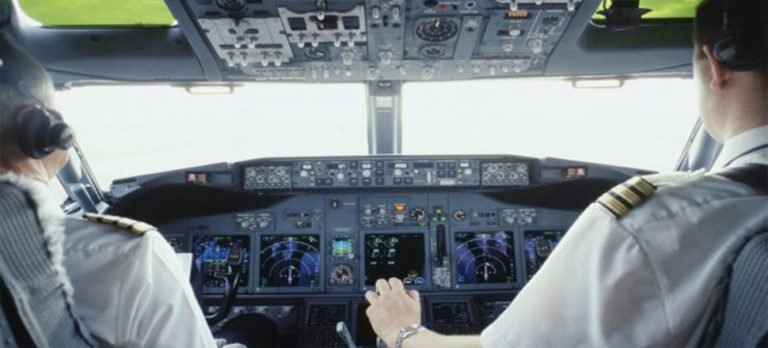Şaşkın pilot yolcuları yanlış havaalanına indirdi