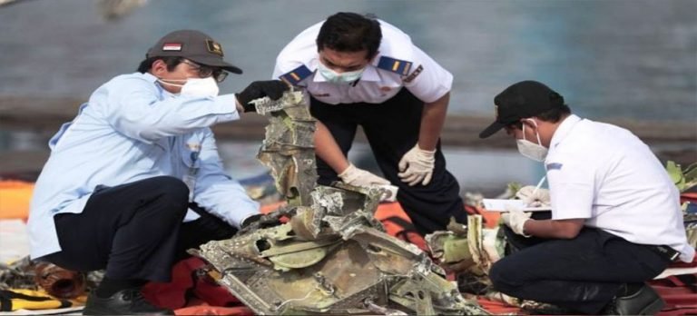 Düşen uçağın enkazını arama çalışmaları sona erdi