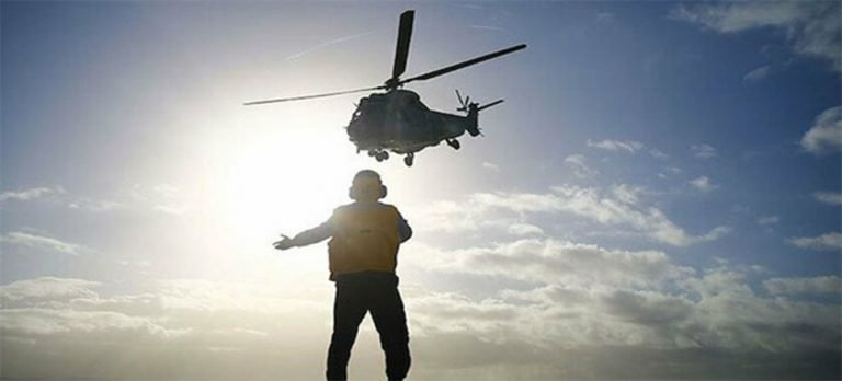 Askeri helikopterin kuyruk kısmı aydınlatma direğine çarptı