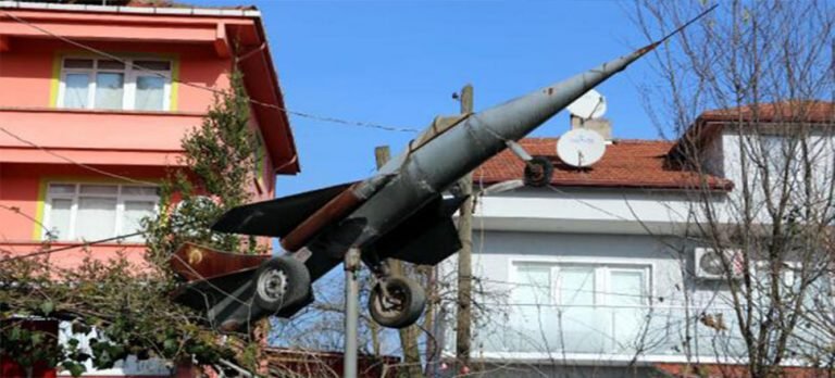 Düşen savaş uçağının maketini evinin önünde sergiliyor