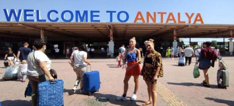 Antalya, pandemiye rağmen 3.4 milyon turist ağırladı