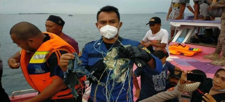 Endonezya’da yolcu uçağı düştü.!