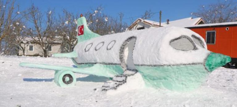Bahçesinde 5 metre uzunluğunda kardan uçak yaptı