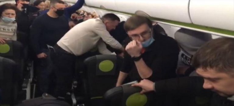 Uçakta alkollü yolcular ile polis arasında arbede