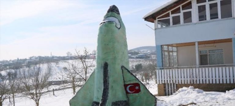 Bahçesine kardan uzay mekiği yaptı