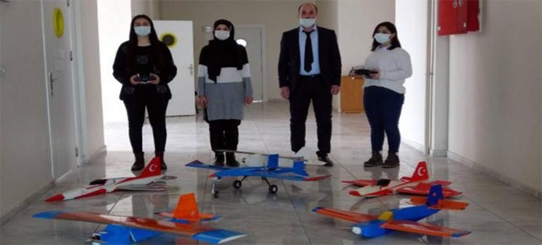 Liseli öğrenciler insansız model uçak yaptı