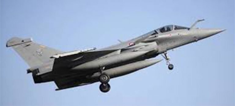 Askeri uçaklar direklere çarptı