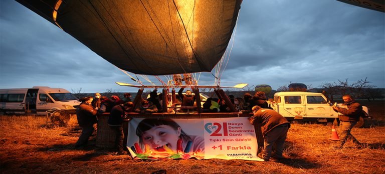 Down sendromlu çocuklar sıcak hava balon turuna katıldı