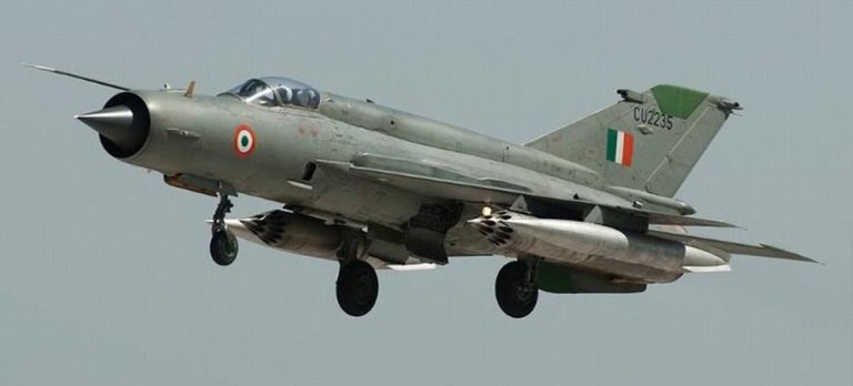 Hindistan’da eğitim uçuşu yapan askeri uçak düştü: 1 ölü