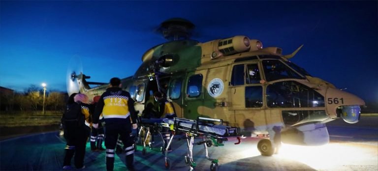 Mahsur kalan dağcıların imdadına askeri helikopter yetişti