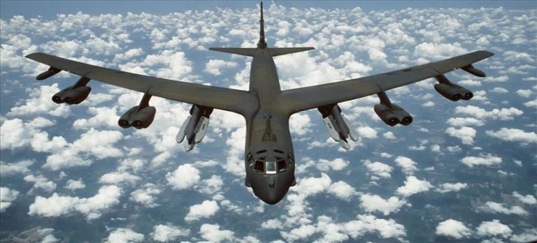 ABD’ye ait B-52 bombardıman uçakları Orta Doğu üzerinde.