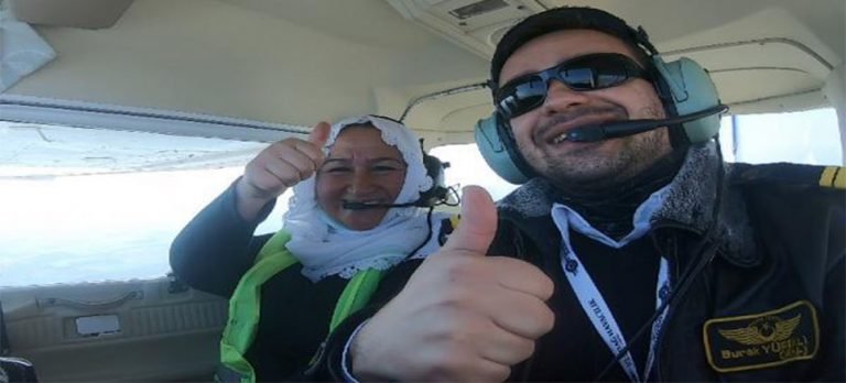 Bursa’da 3 kadın, tek motorlu uçakla şehir turu attı