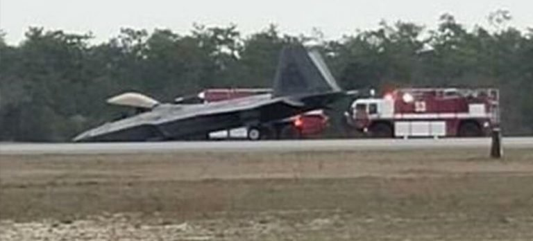 F22 savaş uçağı burun üstü acil iniş yaptı