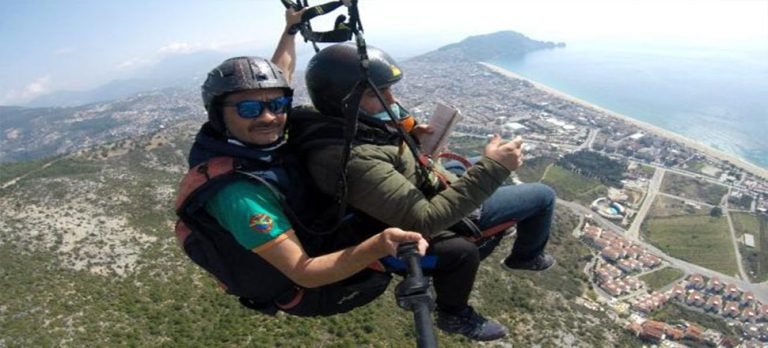 Yamaç paraşütünde kitap okuma keyfi