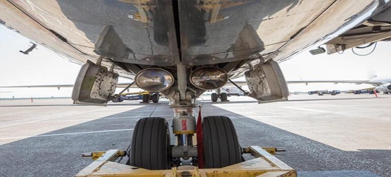 Uçaktan yolcu düştü