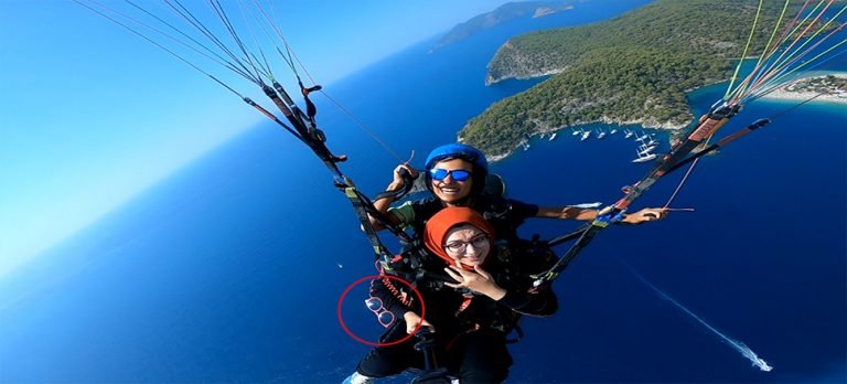Yamaç paraşütünde uçan gözlüğü kucağına düştü