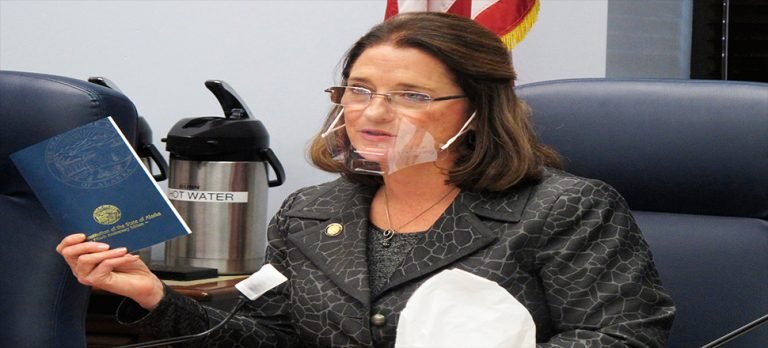 Havayolundan maske kurallarını ihlal eden senatöre yasak