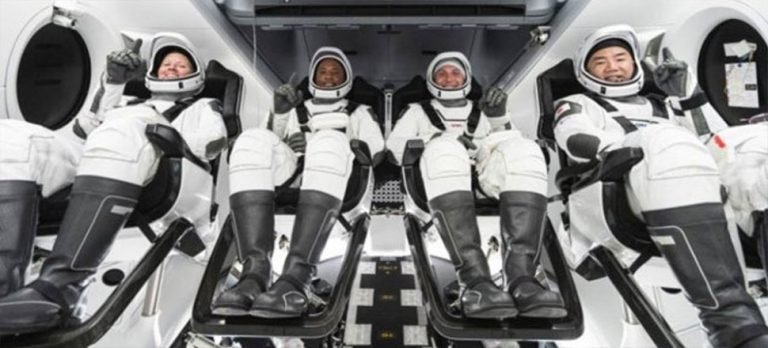 SpaceX, 4 astronotu Crew Dragon ile uzaya fırlattı
