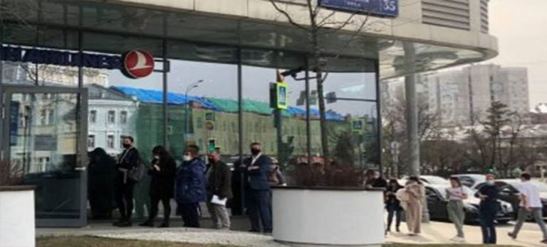 Rusya’da THY ofisi önünde büyük kuyruk!