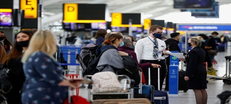 İngiltere kapıları açtı, havalimanında uzun kuyruklar oluştu