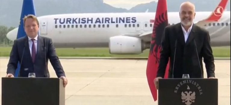 Basın toplantısına THY uçağı damga vurdu