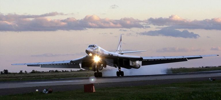 Rusya’ya ait 2 Tu-160 uçağı planlı uçuş yaptı