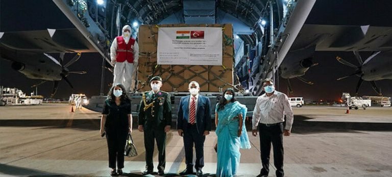 Tıbbi malzeme dolu 2 kargo uçağı Hindistan’a ulaştı