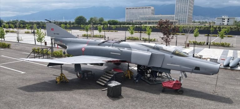 Bursa’da F4 savaş uçağı ziyaretçilerini bekliyor