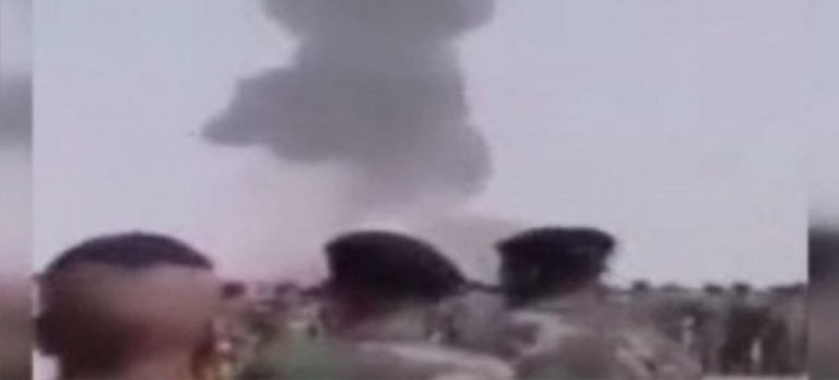 Libya’da askeri törende Hafter’e ait uçak düştü, pilot hayatını kaybetti