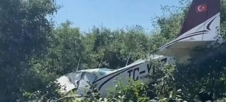 Bursa’da eğitim uçağı bahçeye düştü!