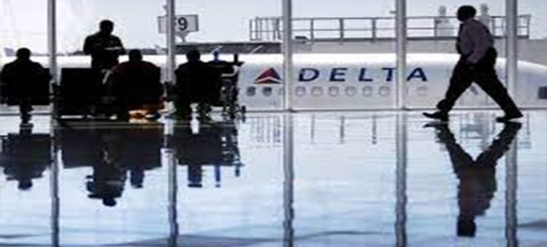 Uçakta panik! Zorla kokpite girmeye çalıştı