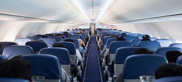 Uçakta başına bavul düşen yolcudan havayolu şirketine dava