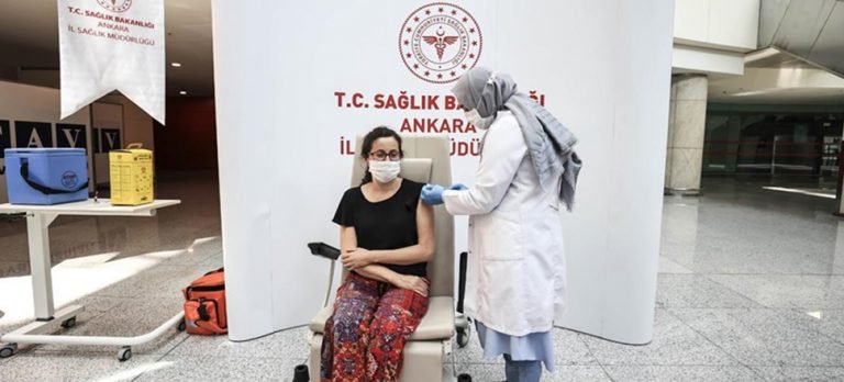Esenboğa Havalimanı’nda Kovid-19 aşısı yapılmaya başlandı