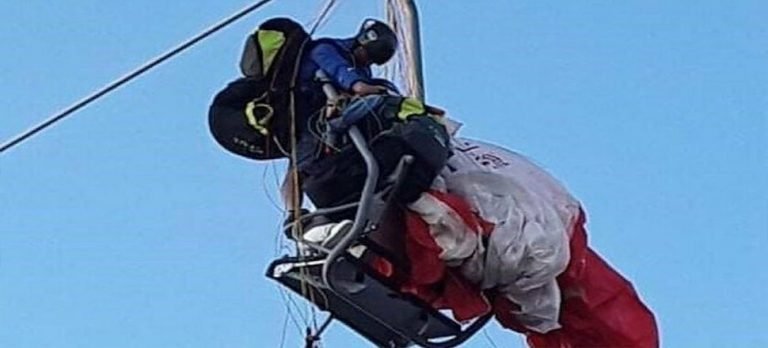 Fethiye’de Paraşütçü teleferikte asılı kaldı