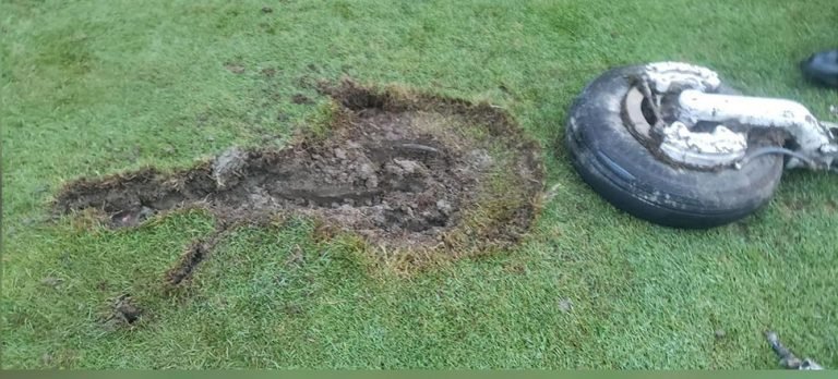 Uçağın parçası golf sahasına düştü