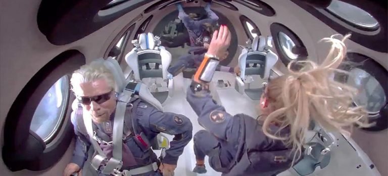 İngiliz iş adamı Branson, şirketinin geliştirdiği araçla uzaya seyahat etti