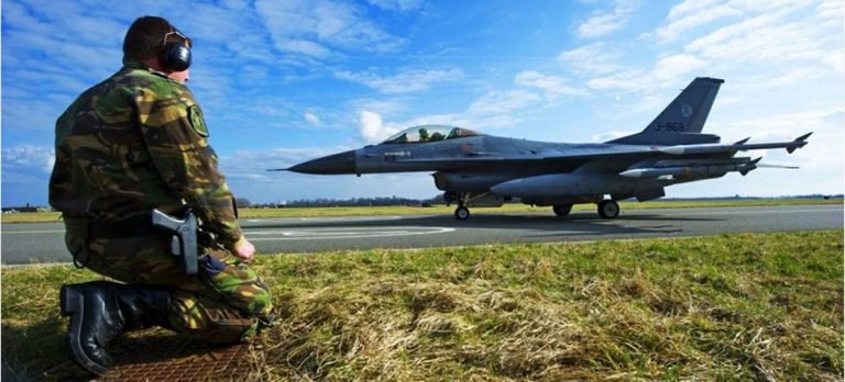 Hollanda’da F-16 binaya çarptı: 2 yaralı